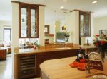 现代简欧风格厨房和客厅的隔断图