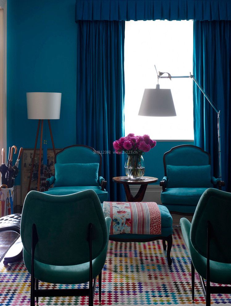 家装小客厅蓝色窗帘装修设计效果图片