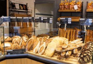 面包食品专卖店货架效果图片
