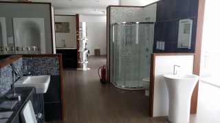 现代风格卫浴展厅褐色地面效果图