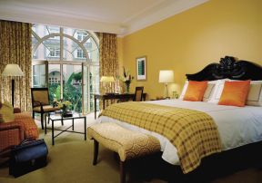 国外度假酒店设计客房纯色壁纸装修效果图片