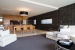 现代家装客厅黑色墙面装修设计效果图片