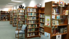 现代风格图书馆书架装修效果图
