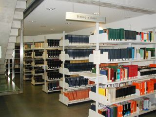 现代图书馆室内书架装饰设计效果图