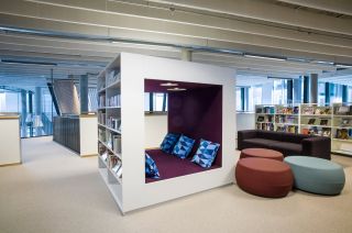 现代设计风格图书馆书架装修案例