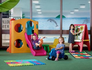 温馨现代风格室内幼儿园滑梯设计