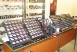 现代小型化妆品店展示架装修效果图片