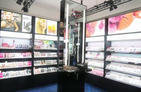 化妆品店室内展示柜装修效果图片