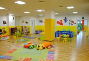 幼儿园浅黄色木地板装修效果图片大全