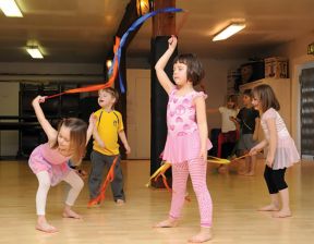 幼儿园舞蹈房装修浅色木地板效果图