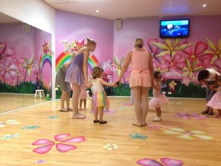 幼儿园舞蹈房装修效果图设计