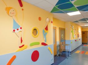 幼儿园走廊装修图片 幼儿园走廊墙壁布置图片