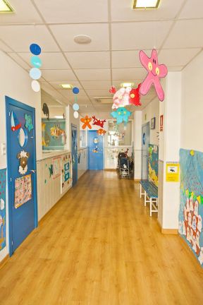 幼儿园走廊装修图片 浅黄色木地板装修效果图片