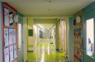 现代简约幼儿园走廊装修图片 