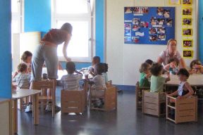 国外幼儿园室内灰色地砖装修效果图片