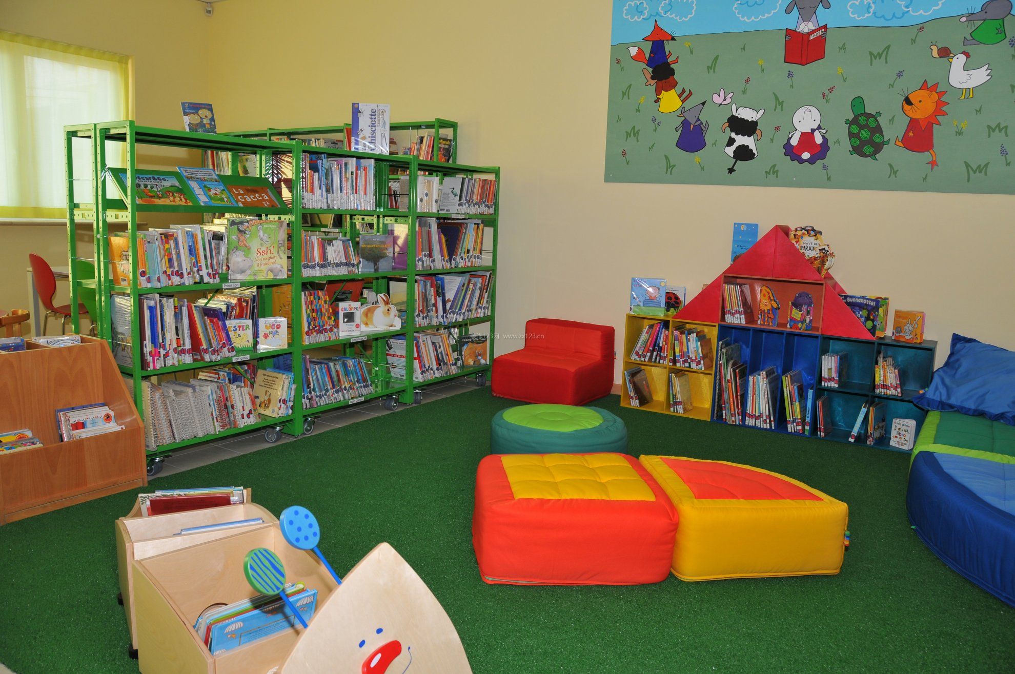 室内装饰幼儿园小班环境布置书柜效果图