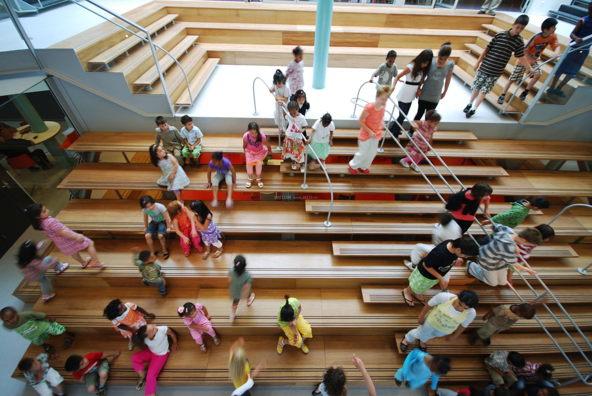 大型幼儿园室内楼梯装修效果图