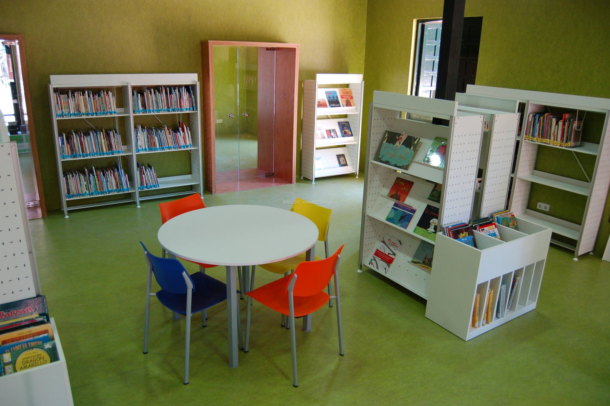 现代田园风格幼儿园书柜装修效果图欣赏