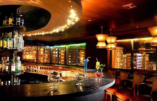 大型特色酒吧吧台设计装修效果图 