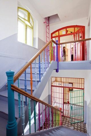 现代时尚装修幼儿园楼梯效果图