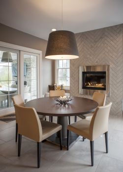 美式餐厅简单圆餐桌装修效果图片