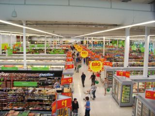 大型超市室内货架摆放装修效果图