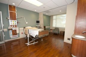 医院单人病房深黄色木地板装修效果图片