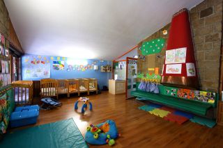 郑州幼儿园深黄色木地板装修效果图片