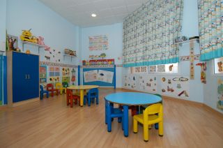 郑州幼儿园装修室内浅黄色地板