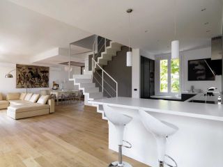 现代别墅客厅浅色木地板设计效果图