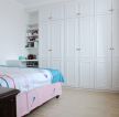 白色衣柜配原色木地板的卧室效果图