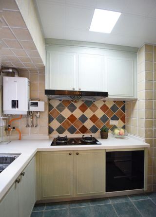 小面积厨房设计拼花墙面装修效果图片