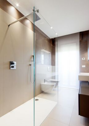 两室两厅现代简约 浴室玻璃门图片