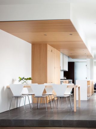 两室两厅现代简约餐厅木质吊顶装修效果图片