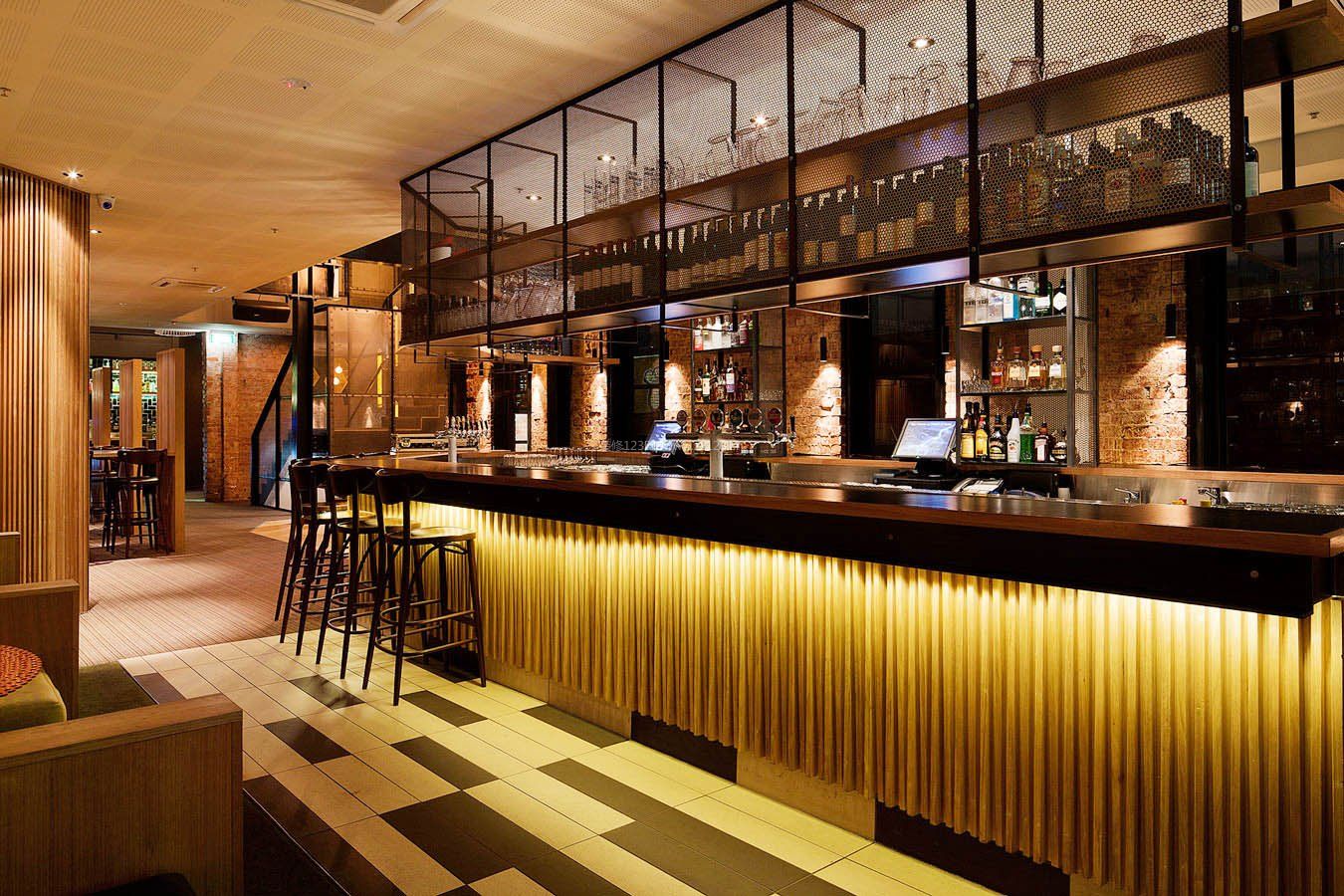 工业loft风格酒吧吧台酒架装修效果图片
