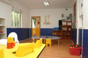 幼儿园室内浅黄色木地板装修效果图