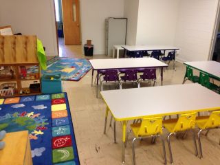 现代简约幼儿园教室桌椅布置装修效果图片