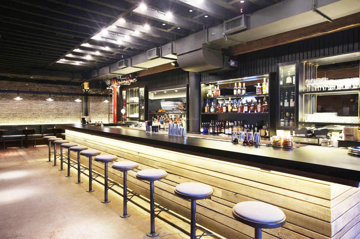 小型复古酒吧吧台设计装修效果图片