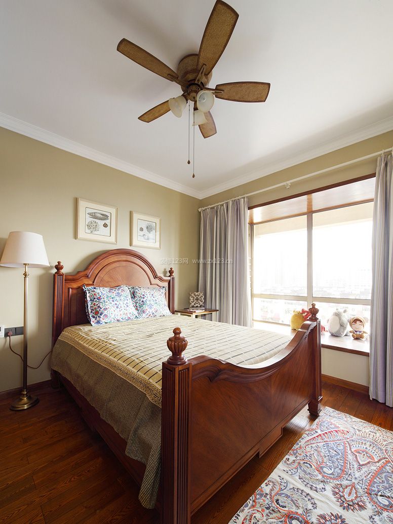 美式15平方米卧室木床装修效果图片