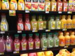 小型超市饮品区货架陈列装修效果图 