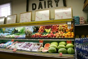 小型水果超市货架陈列装修效果图片