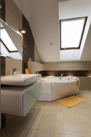现代家装顶楼隔阁楼卫生间扇形浴缸装修效果图片