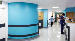 医院装潢设计走廊米白色地砖装修效果图片