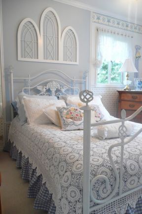 现代欧式风格女生卧室铁艺床装修效果图片