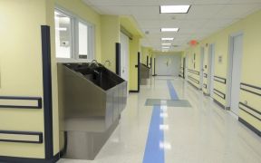 医院装修效果图之走廊 米白色地砖装修效果图片