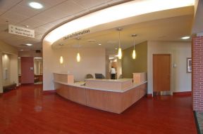 医院走廊深棕色地板装修效果图