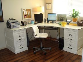 小办公室设计深褐色木地板装修效果图片