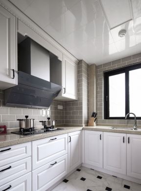小面积厨房白色橱柜装修效果图片