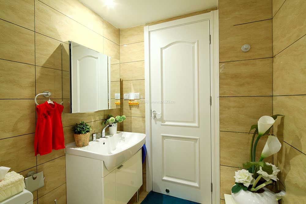 小户型卫生间白色门装修效果图片