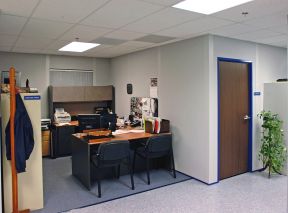 办公室低隔断 简单办公室装修图片